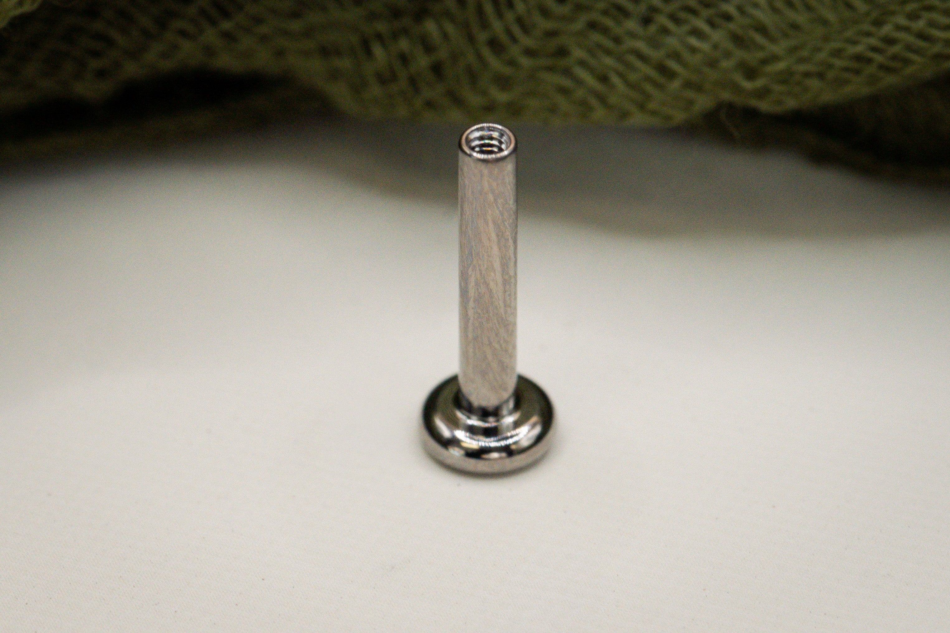 Flat Back Labret