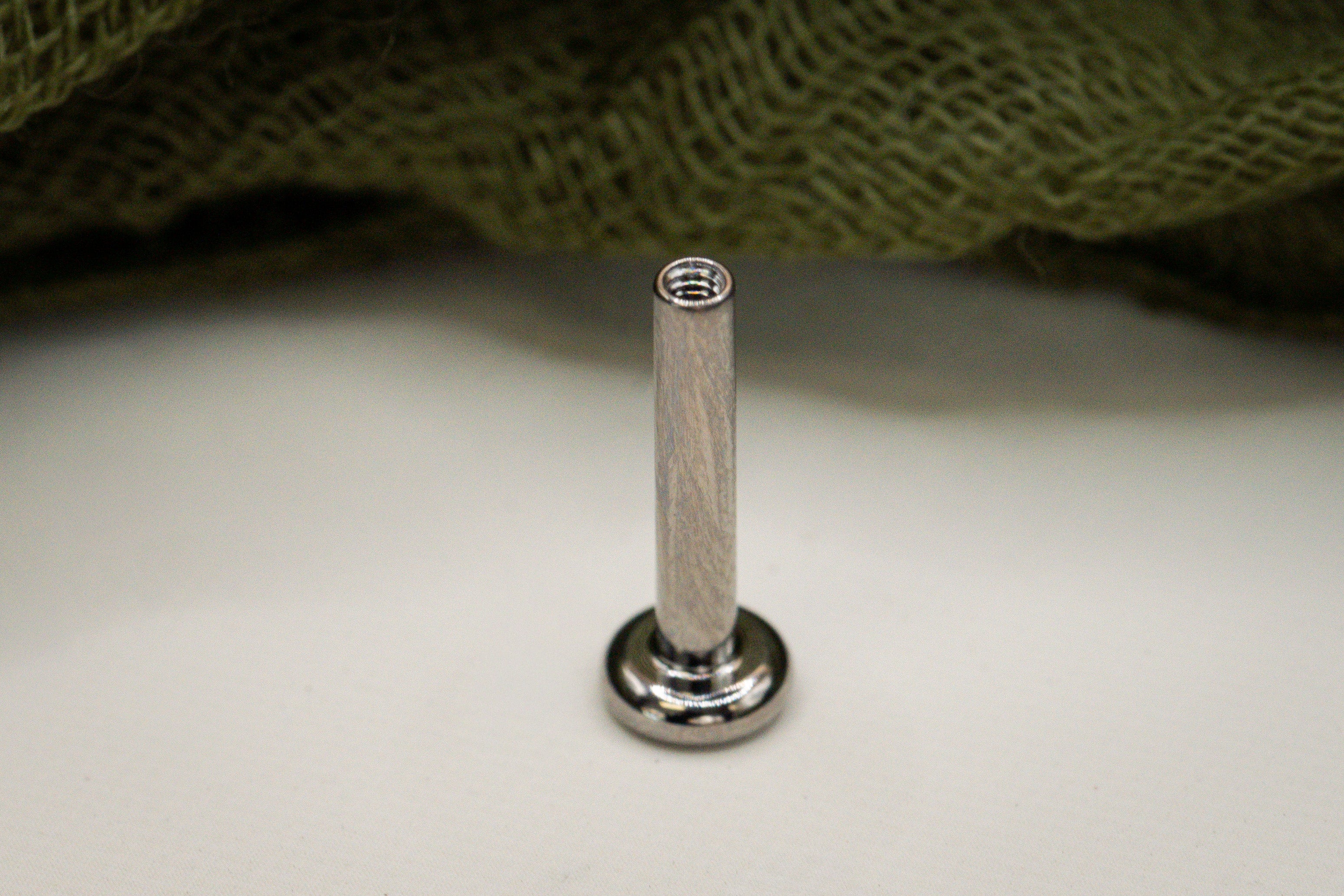 Internally Threaded Flat Back Labret
